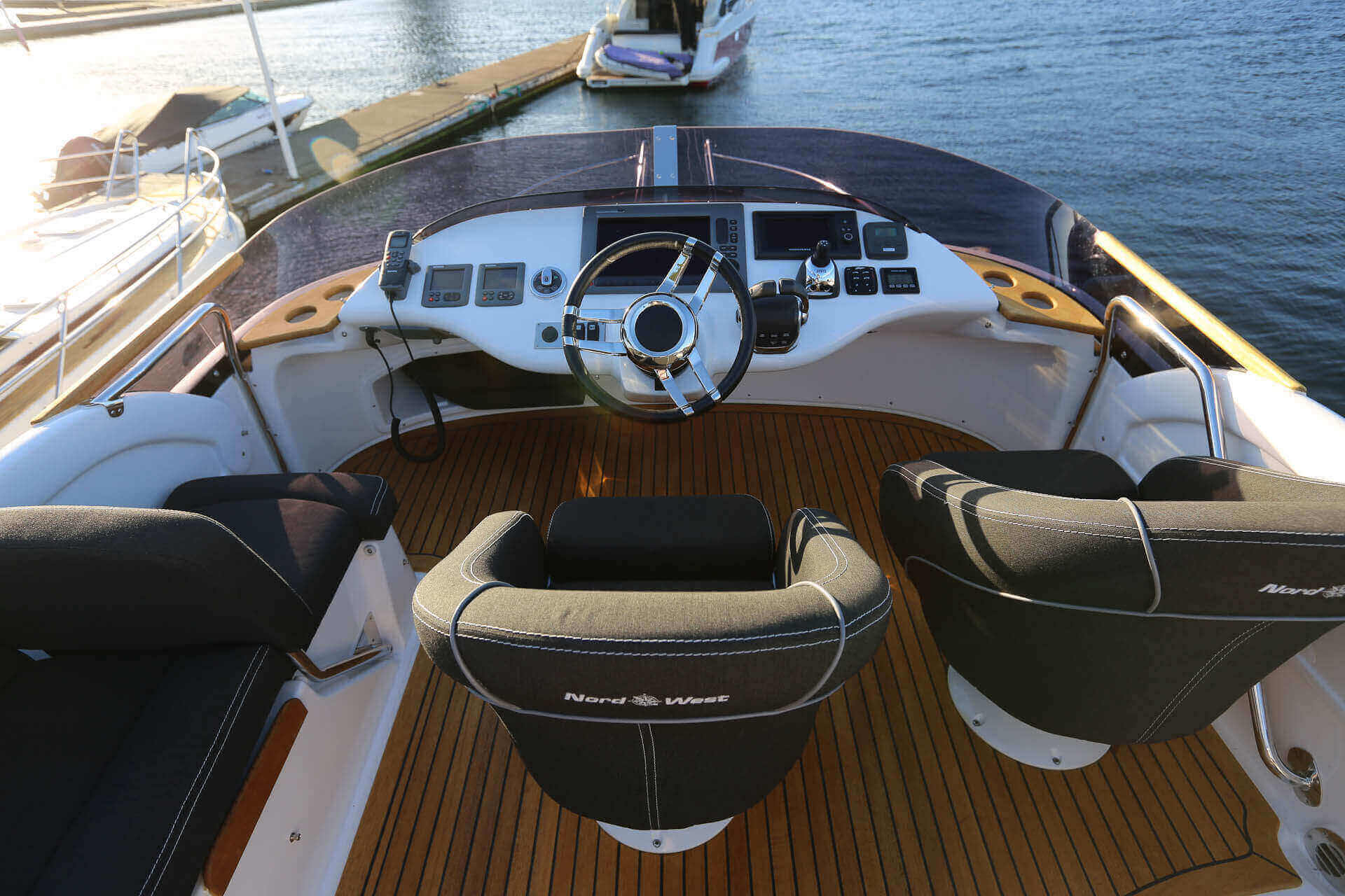 Front flybridge windscreen in plexi for NordWest 370