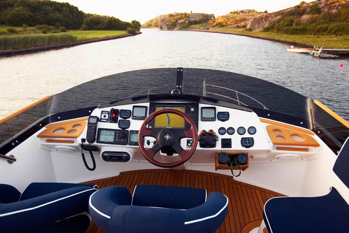 Front flybridge windscreen in plexi for NordWest 390