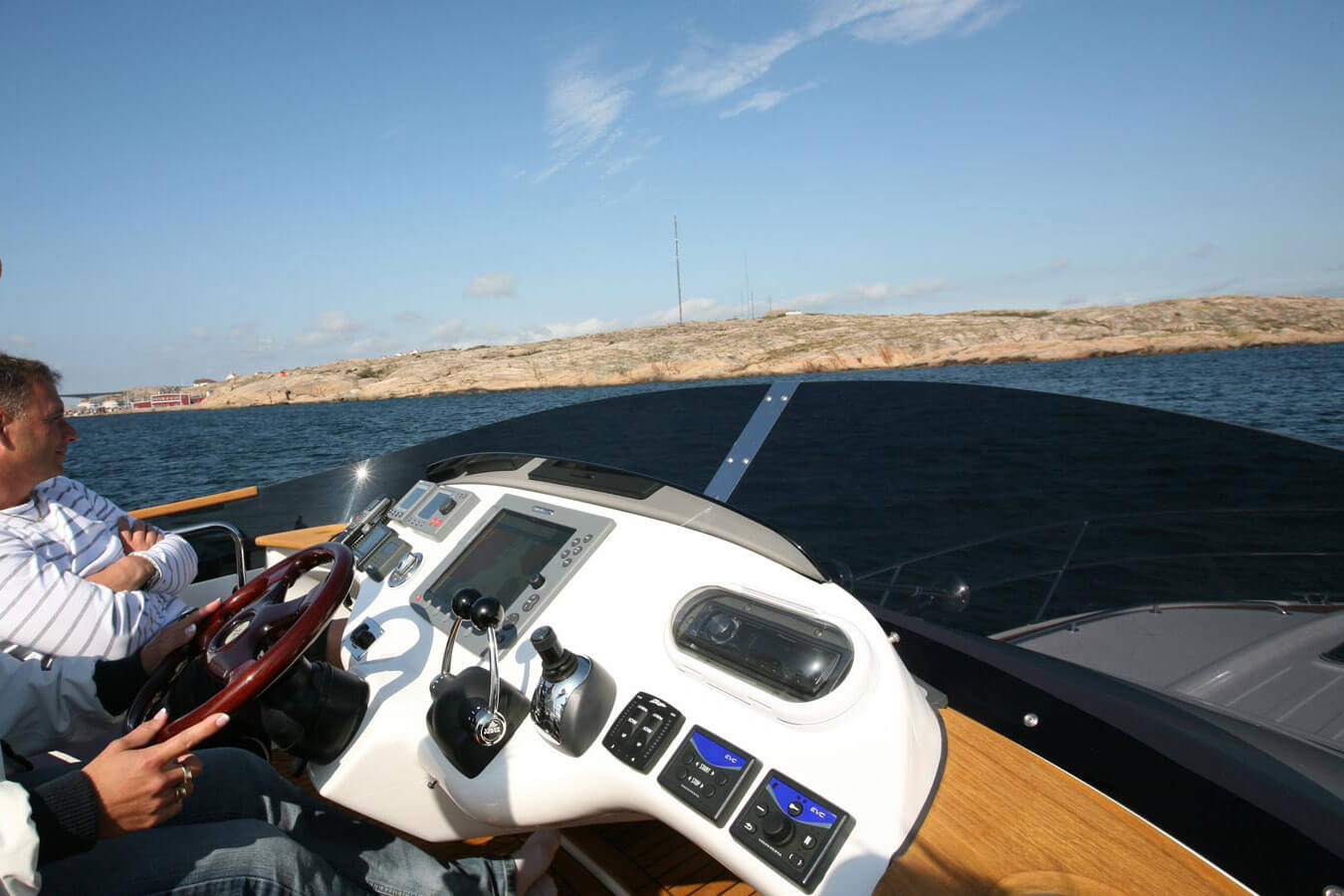 Front flybridge windscreen in plexi for NordWest 420